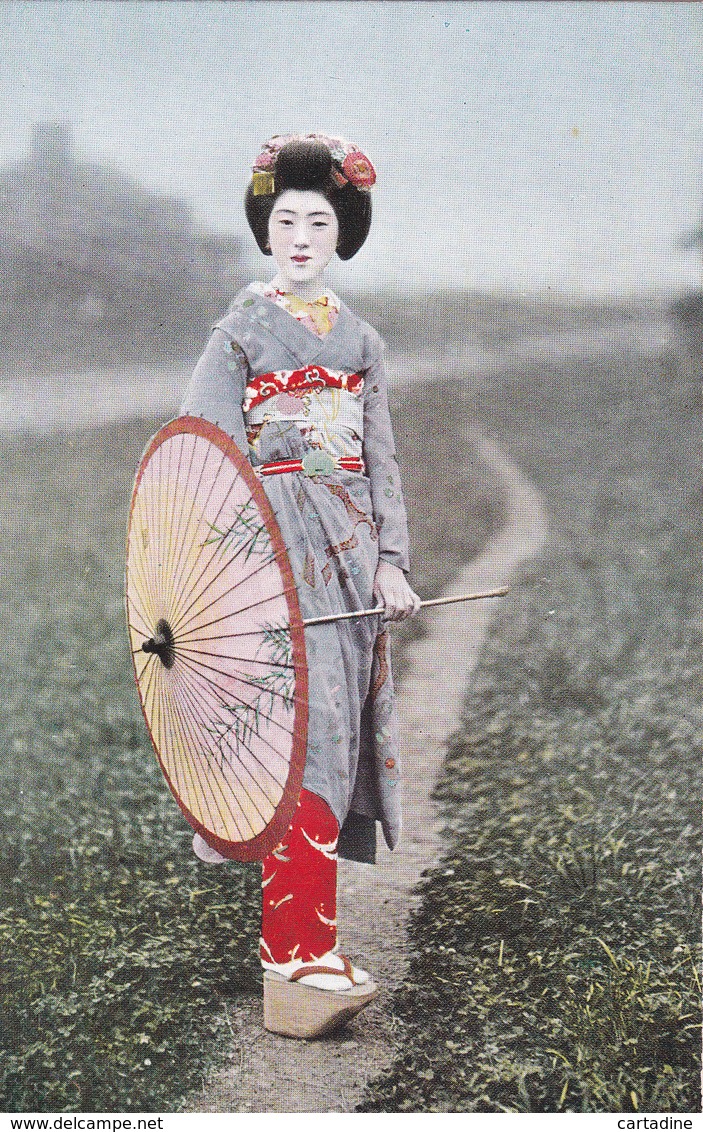 CPA Femme  Asiatique - Geisha En Costume Traditionnel Avec Ombrelle - Costumes