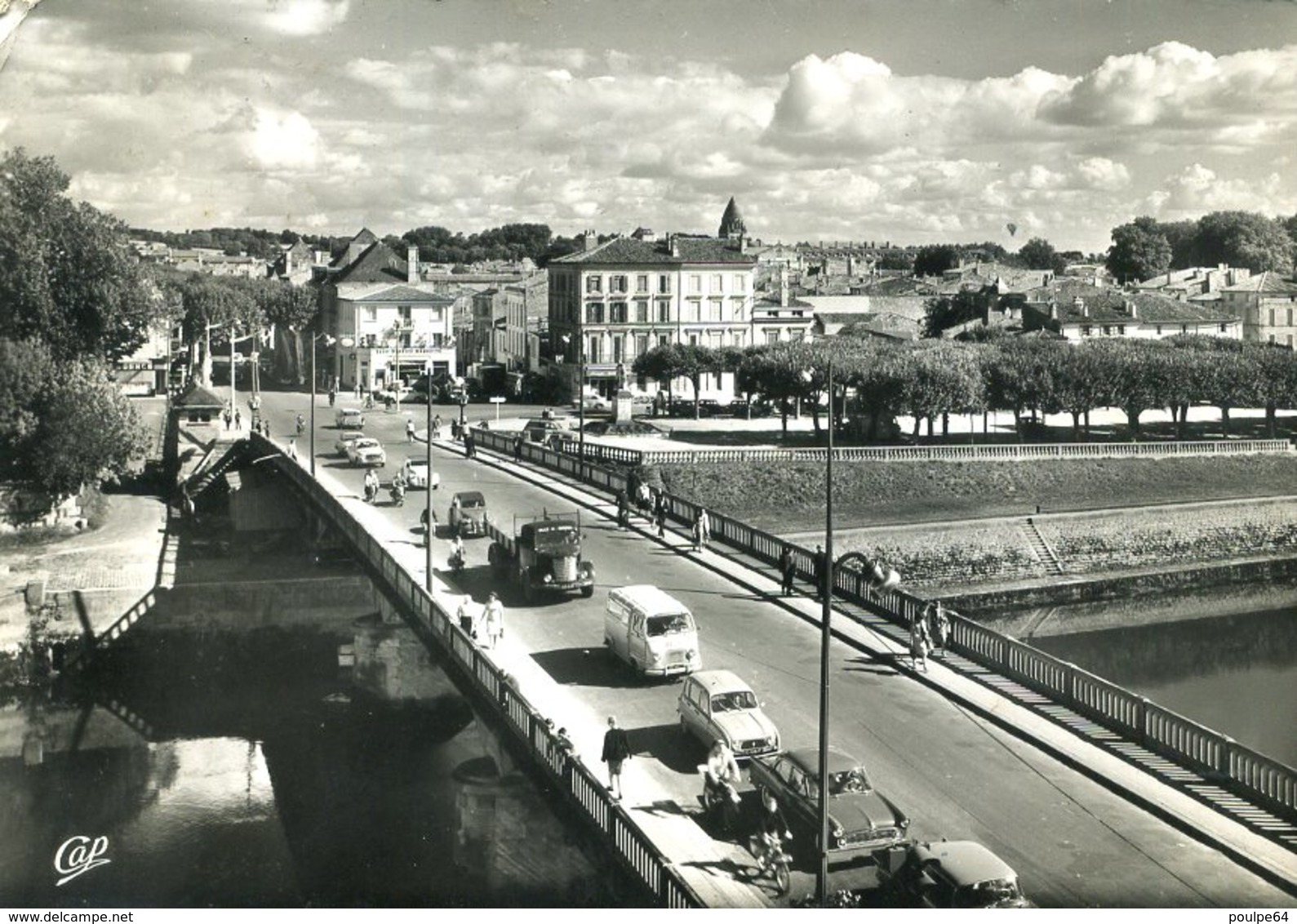 CPM - Le Pont Sur La Charente Et L'Avenue Gambetta - Saintes