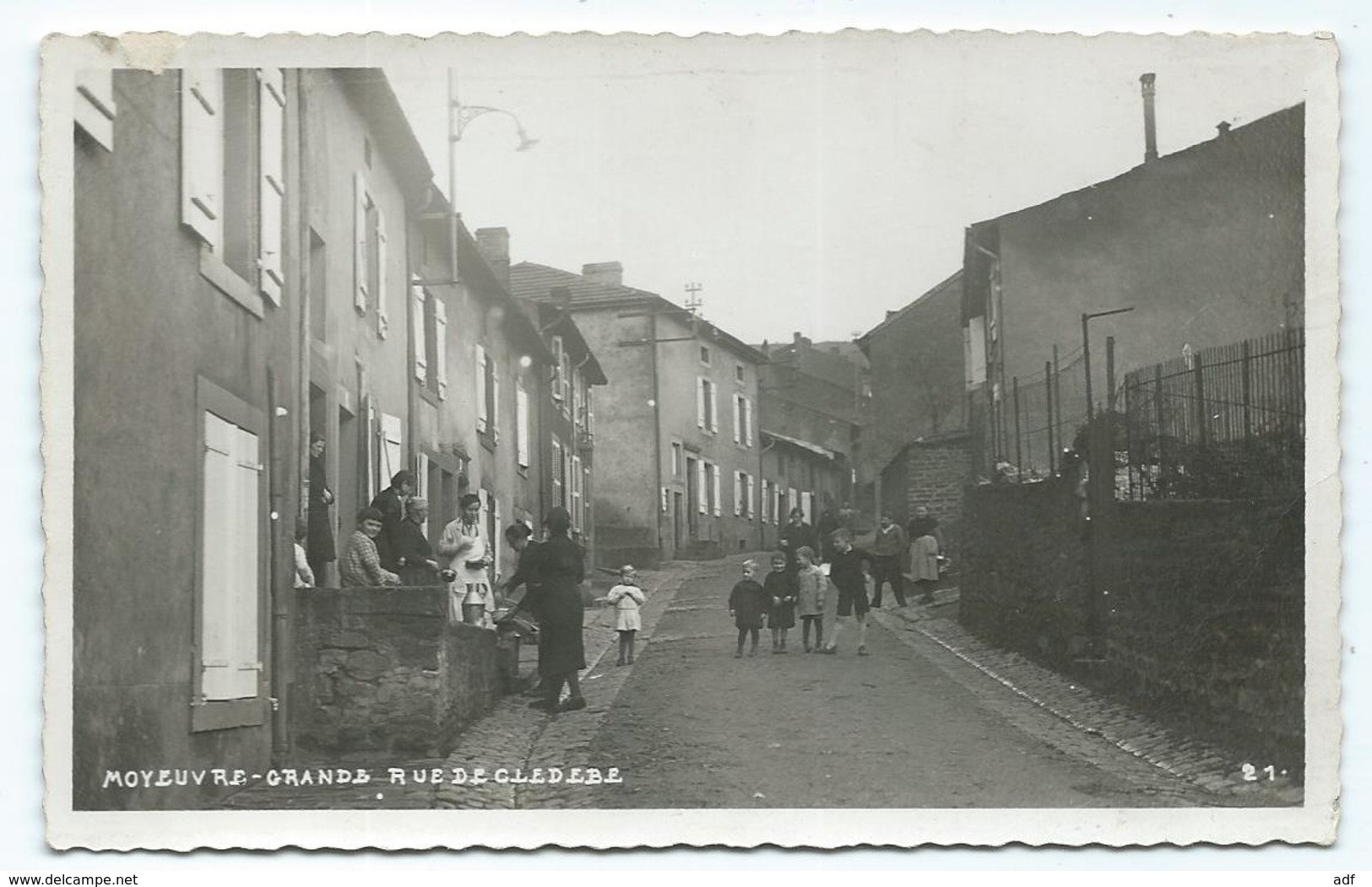 RARE CPSM TRES ANIMEE MOYEUVRE GRANDE, BELLE ANIMATION RUE DE CLEDEBE, Format 9 Cm Sur 14 Cm Environ, MOSELLE 57 - Autres & Non Classés