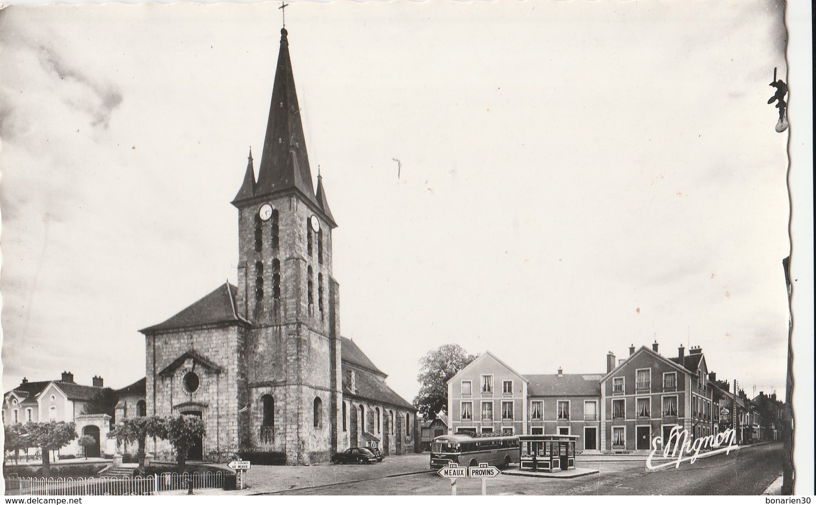 CPSM 77  GUIGNES-RABUTIN PLACE DE L'EGLISE AUTOCAR - Autres & Non Classés