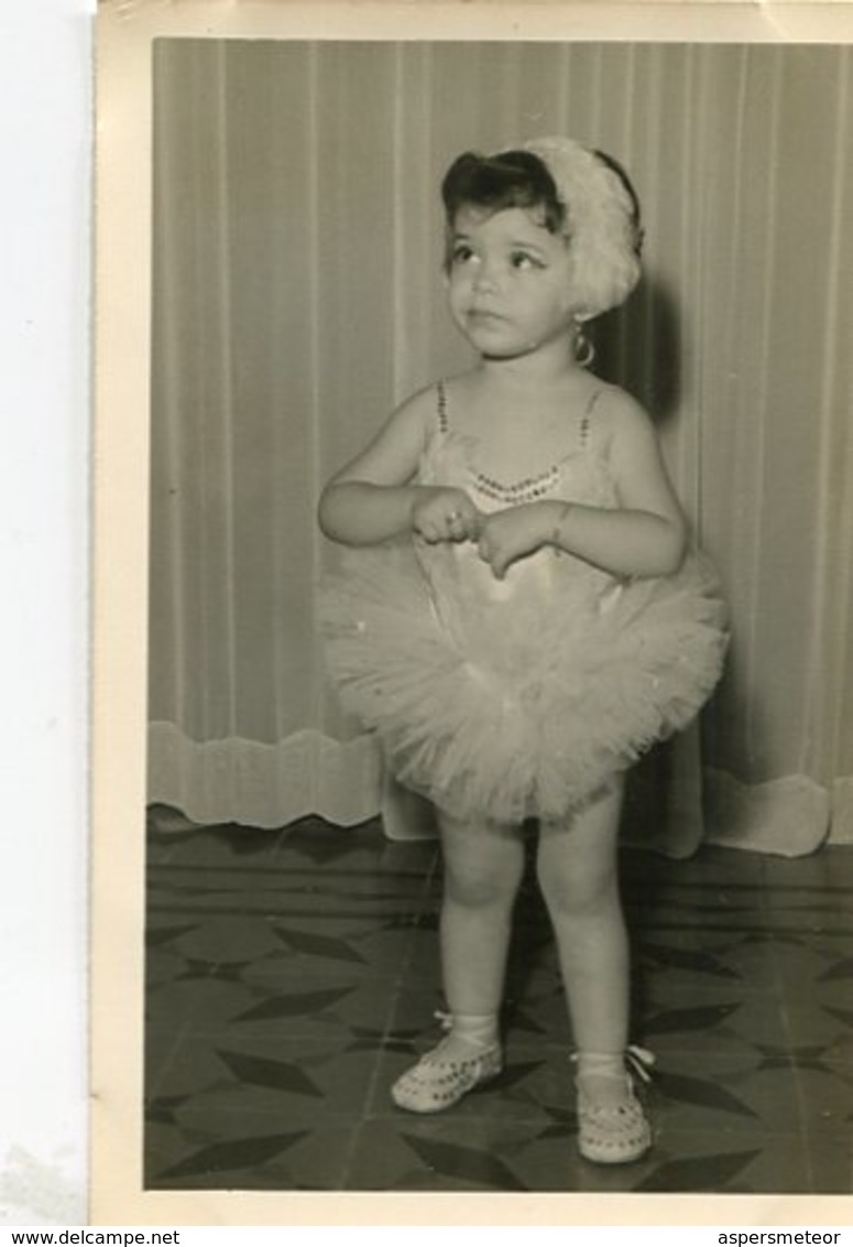 GIRL WITH BALLET SUIT, NIÑA VESTIDA DE BALLET, FILLE ROBE DE BALLET. FOTO PHOTO CIRCA 1940's SIZE: 9X14 CM -LILHU - Personas Anónimos