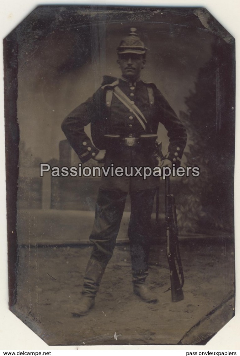 FERROTYPE  PHOTO MILITAIRE ALLEMAND UNIFORME FUSIL CASQUE - Guerre, Militaire