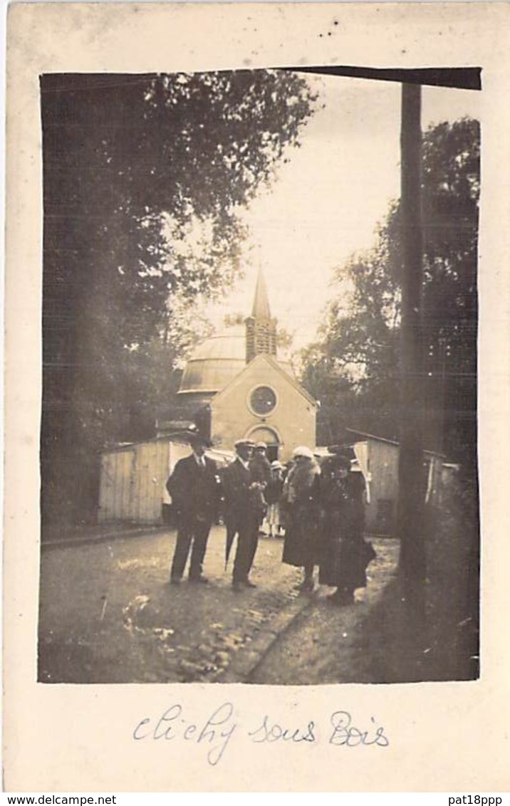 93 - CLICHY SOUS BOIS : Groupe De Fidèles En Sortie D'Eglise - Localisation à Définir Plus Précisement - Seine St Denis - Clichy Sous Bois