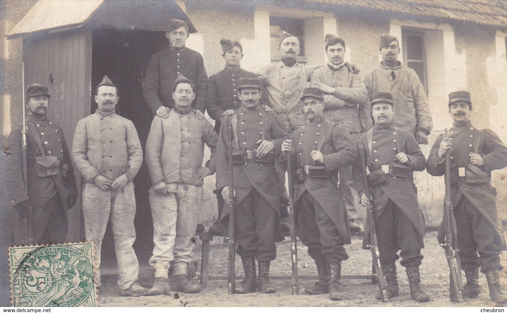 37. MILITARIA. TOURS(A DESTINATION DE) .CARTE PHOTO "LE HOUT".. CAMP DU RUCHARD.  GROUPE DE MILITAIRES.. ANNEE 1907 - Personnages