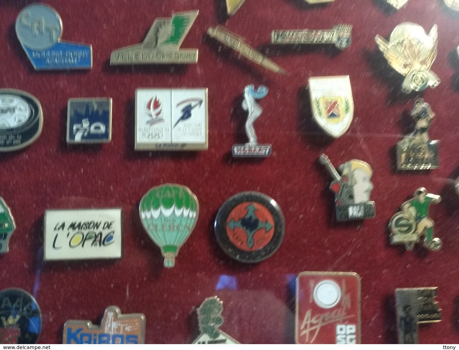 un lot de  plus de 300 pins vendu sans le cadre   bon état général :voiture -camion-cigarette-armée-militaire -coka ect