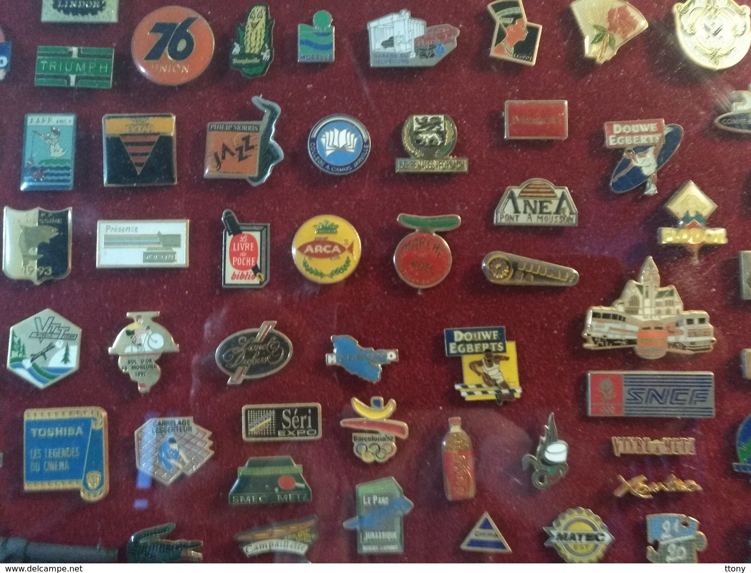 un lot de  plus de 300 pins vendu sans le cadre   bon état général :voiture -camion-cigarette-armée-militaire -coka ect