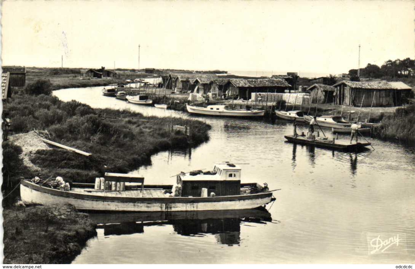 Cpsm Petit Format LA HUME (Gironde) Cabane De Pecheurs Bateau De Peche RV - Other & Unclassified