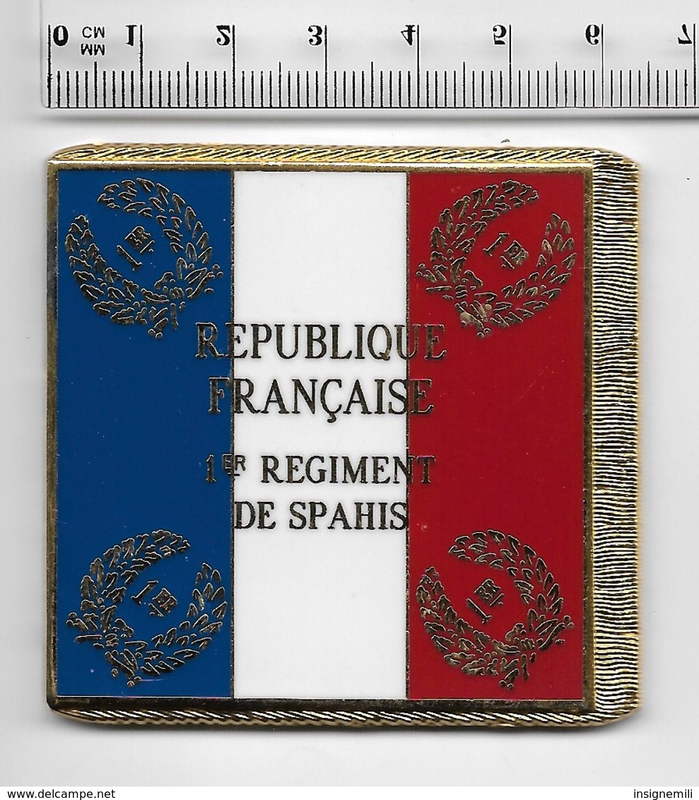 DRAPEAU 1ER REGIMENT DE SPAHIS  En Métal Doré - Drapeaux