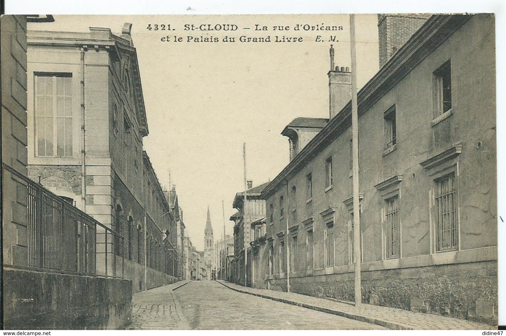 SAINT CLOUD - La Rue D'Orléans Et Le Palais Du Grand Livre - Saint Cloud