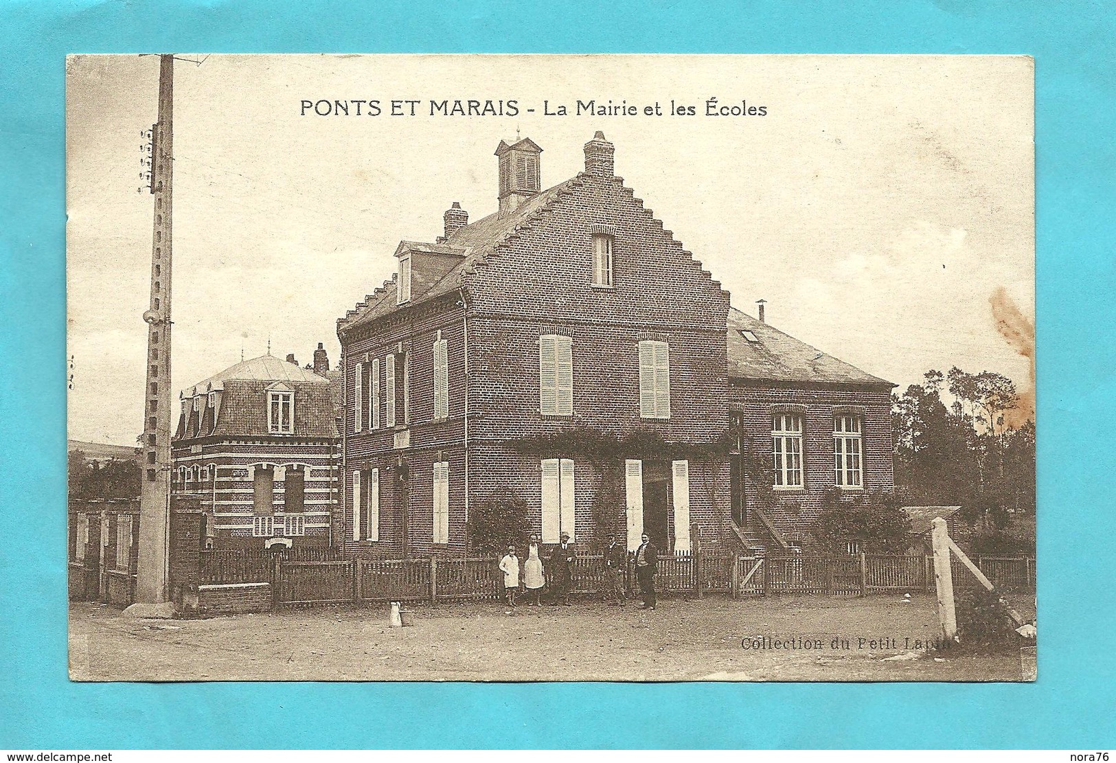 CPA  Ponts Et- Marais  (76) La Mairie Et Les Ecoles  Personnages (tachée,état) - Autres & Non Classés