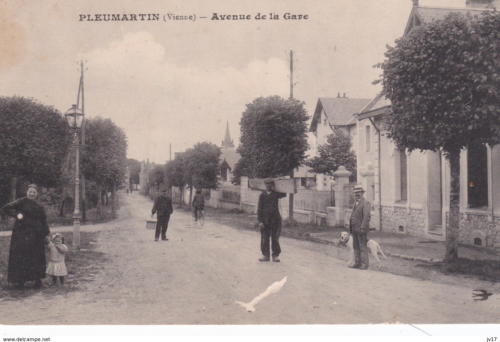 Cpa PLEUMARTIN (86) - Avenue De La Gare - Pleumartin