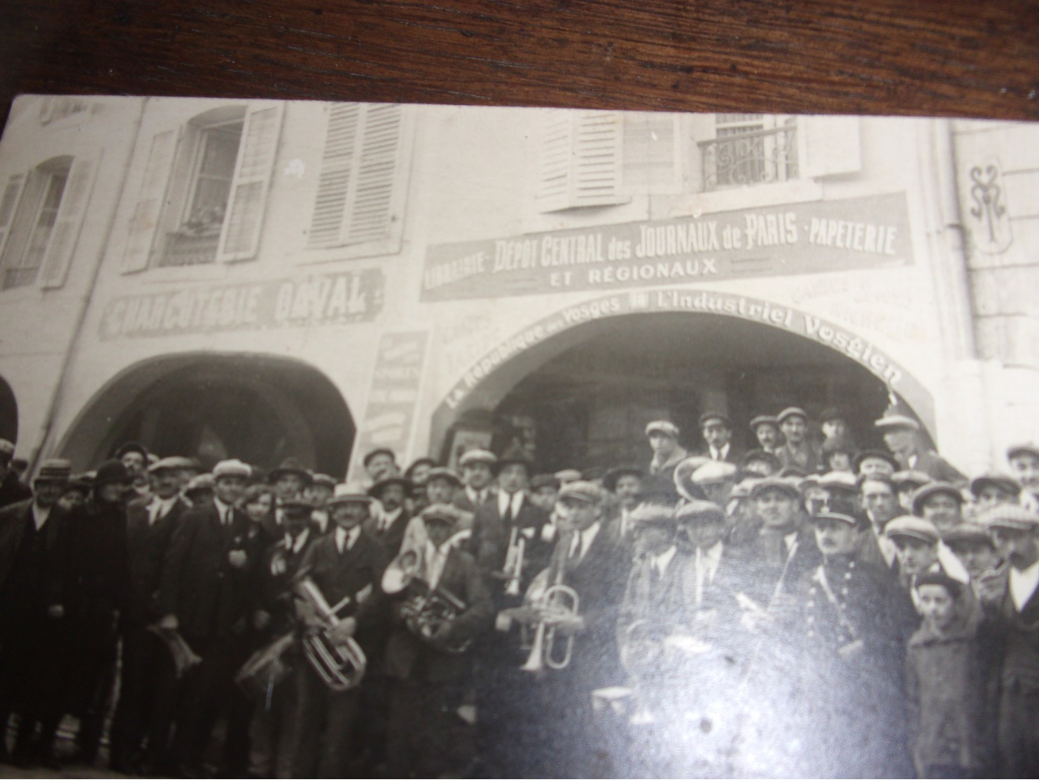 G/ 88 RARE CARTE PHOTO EPINAL PLACE DES VOSGES CHARCUTERIE DAVAL LA REPUBLIQUE DES VOSGES FANFARE - Epinal