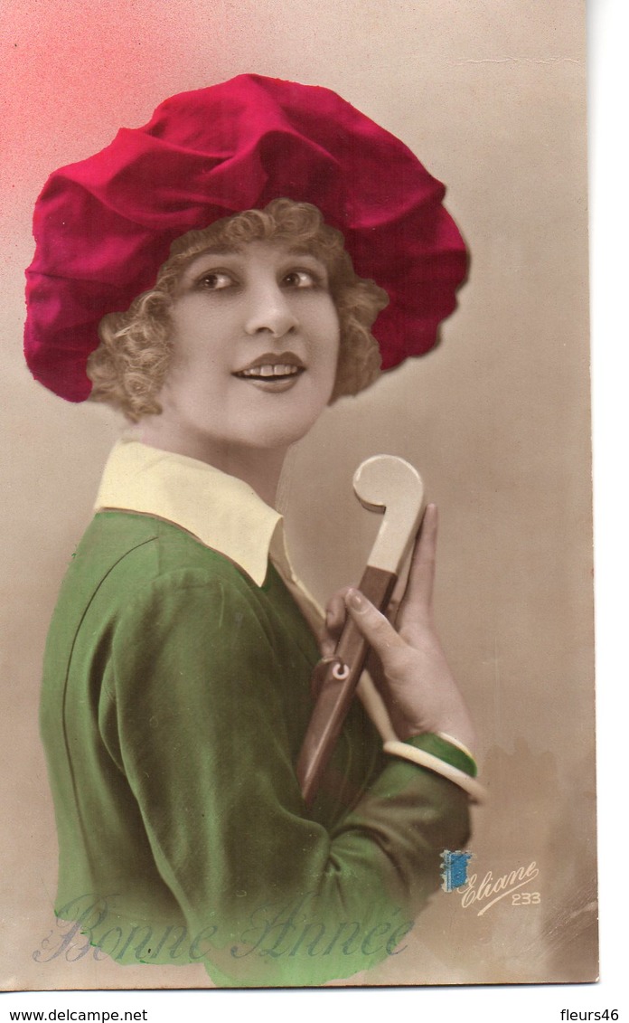 Vraie Photo Colorisée : Belle Femme Avec Une Canne Et Un Chapeau Rouge - Frauen