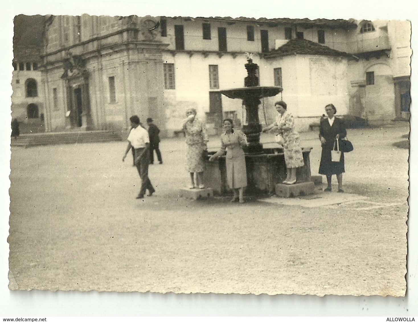 4210"LA FONTANA AL CENTRO DEL PIAZZALE DEL SANTUARIO DI OROPA(BIELLA) 29/8/1955"   FOTO ORIGINALE - Luoghi