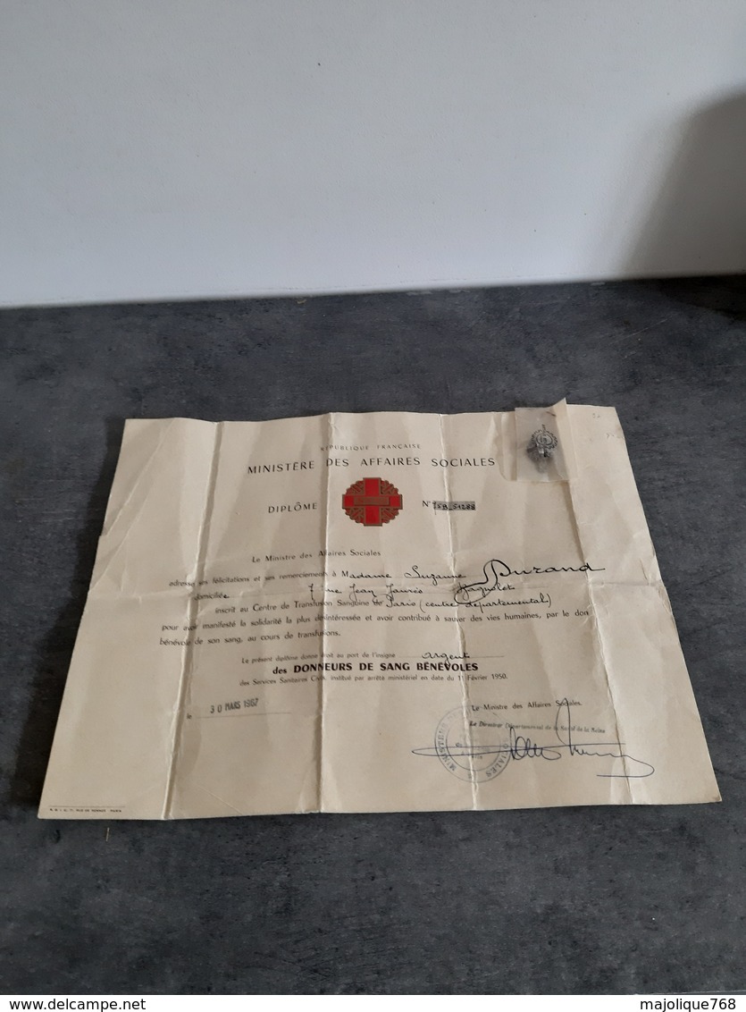 Diplôme De Donneur De Sang  Ministère Des Affaires Sociales Avec Insigne Argent 1967 - - Diplomas Y Calificaciones Escolares