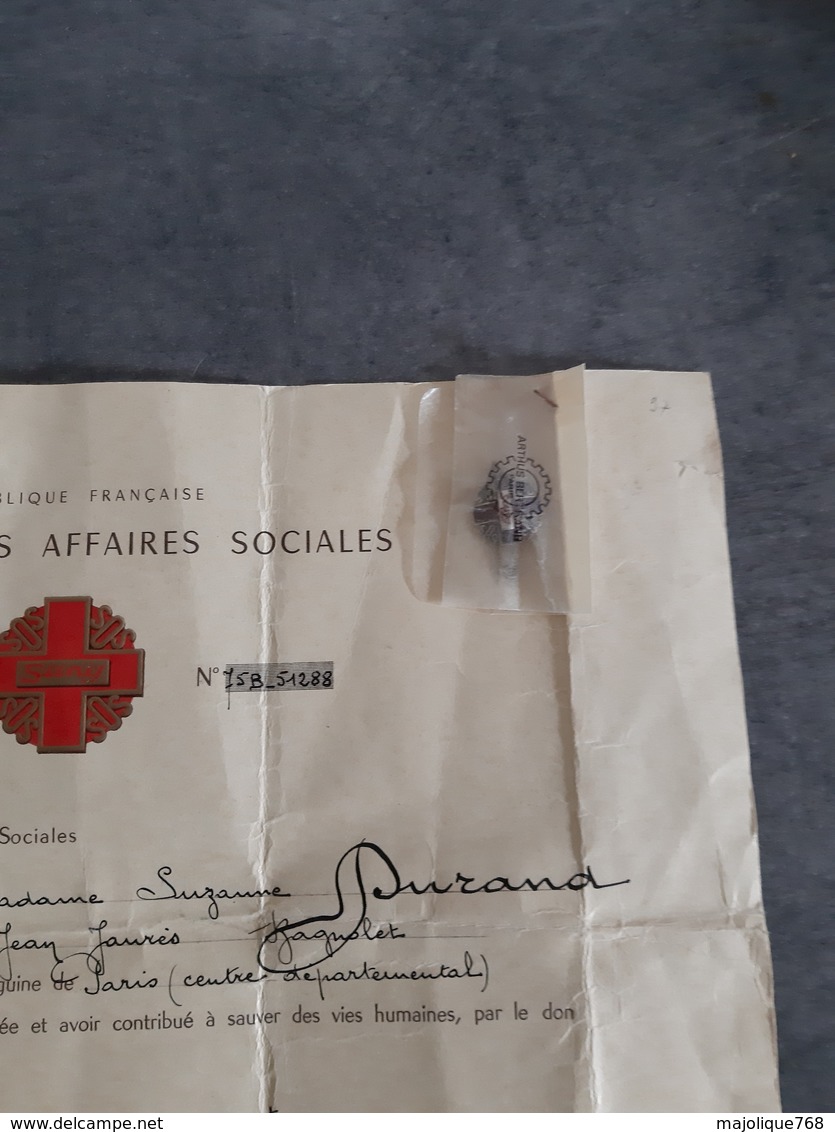 Diplôme De Donneur De Sang  Ministère Des Affaires Sociales Avec Insigne Argent 1967 - - Diploma & School Reports