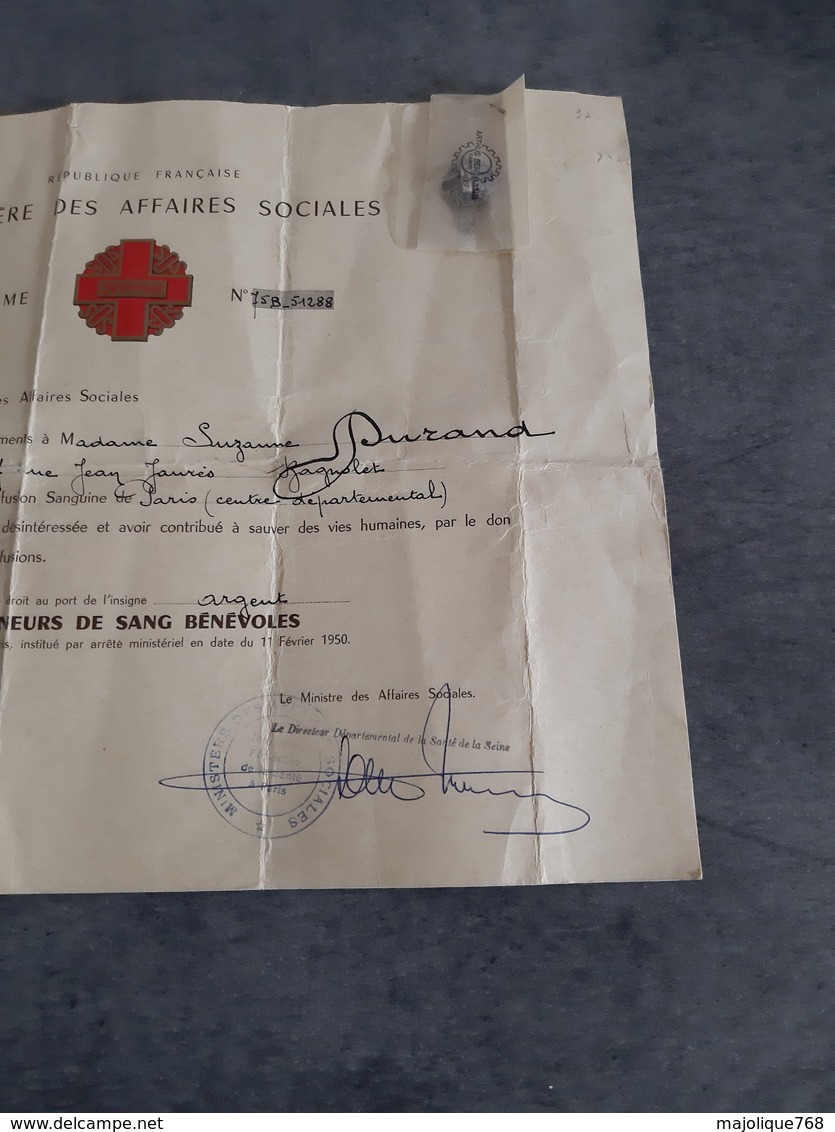 Diplôme De Donneur De Sang  Ministère Des Affaires Sociales Avec Insigne Argent 1967 - - Diploma & School Reports