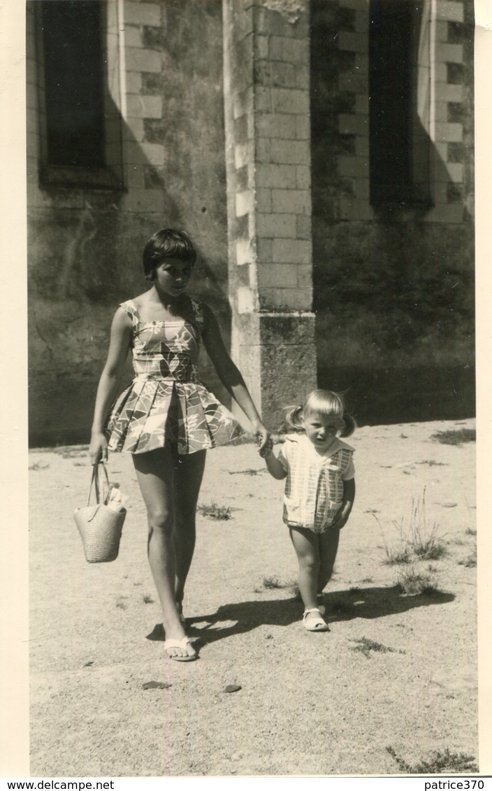 PHoto D'une Jolie Et Jeune Maman En Mini Jupe Avec Sa Fillette A Identifier - Luoghi