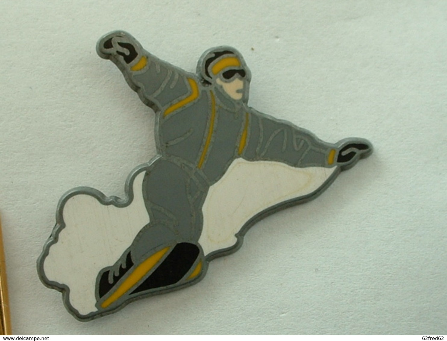 PIN'S SURFER DES NEIGES - ZAMAC - Sports D'hiver