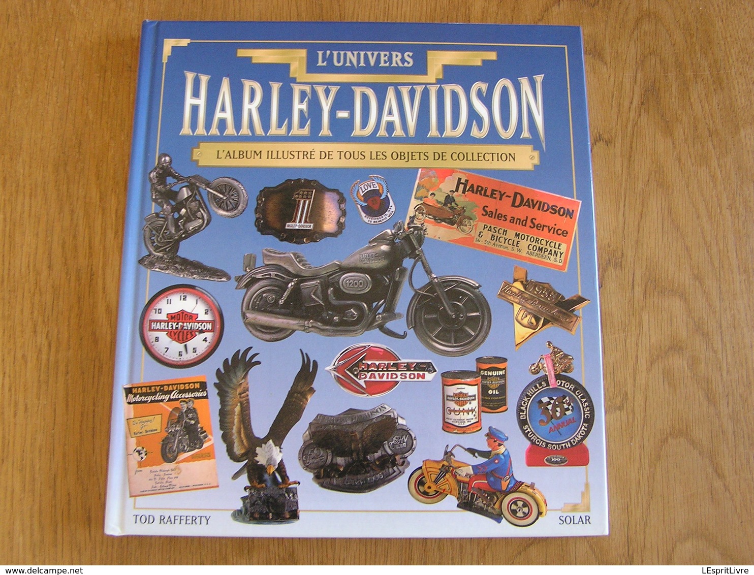 L'UNIVERS HARLEY-DAVIDSON Objets De Collection Moto Motorcycle Affiche Jouet Documentation Commerciale Ceinture Casque - Moto