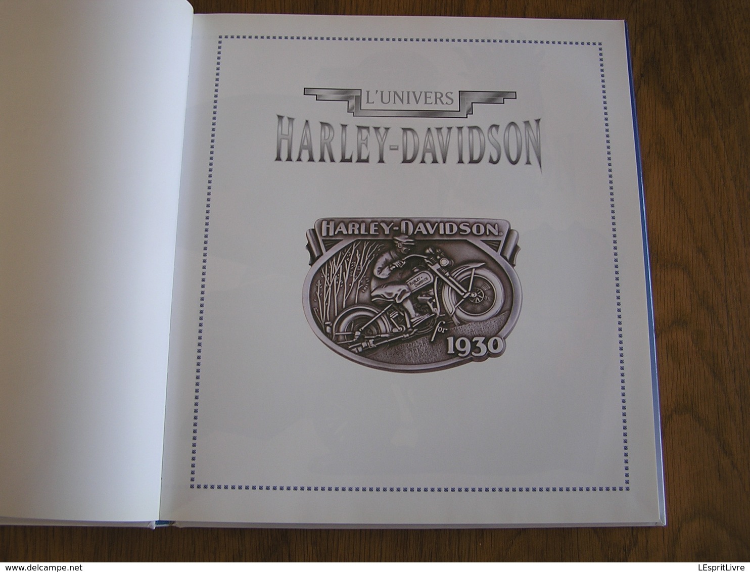 L'UNIVERS HARLEY-DAVIDSON Objets De Collection Moto Motorcycle Affiche Jouet Documentation Commerciale Ceinture Casque - Moto