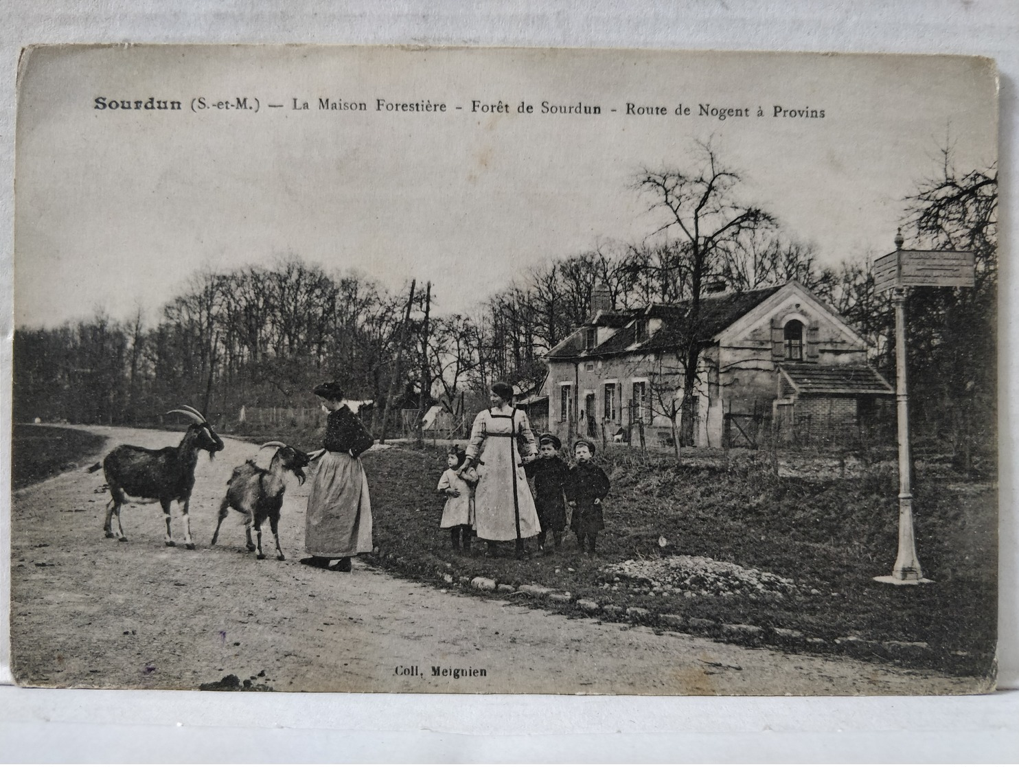 Sourdun. Maison Forestière. Route De Nogent à Provins. Animée - Autres & Non Classés