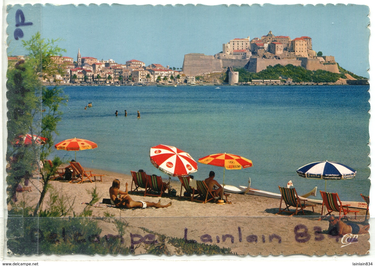 - 774 - CALVI - ( Corse ), La Plage Et La Citadelle, Parasols, Non écrite, Grand Format, Animation, TBE, Scans. - Calvi