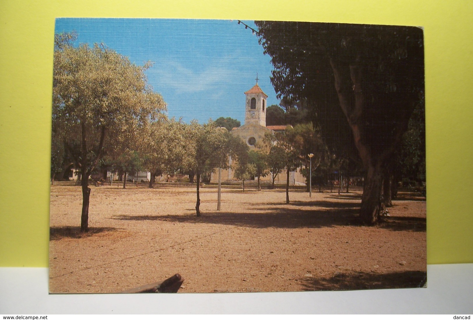 ILE DE  PORQUEROLLES  -  L'Eglise Et La Place D'Armes       - ( Pas De Reflet Sur L'original ) - Porquerolles