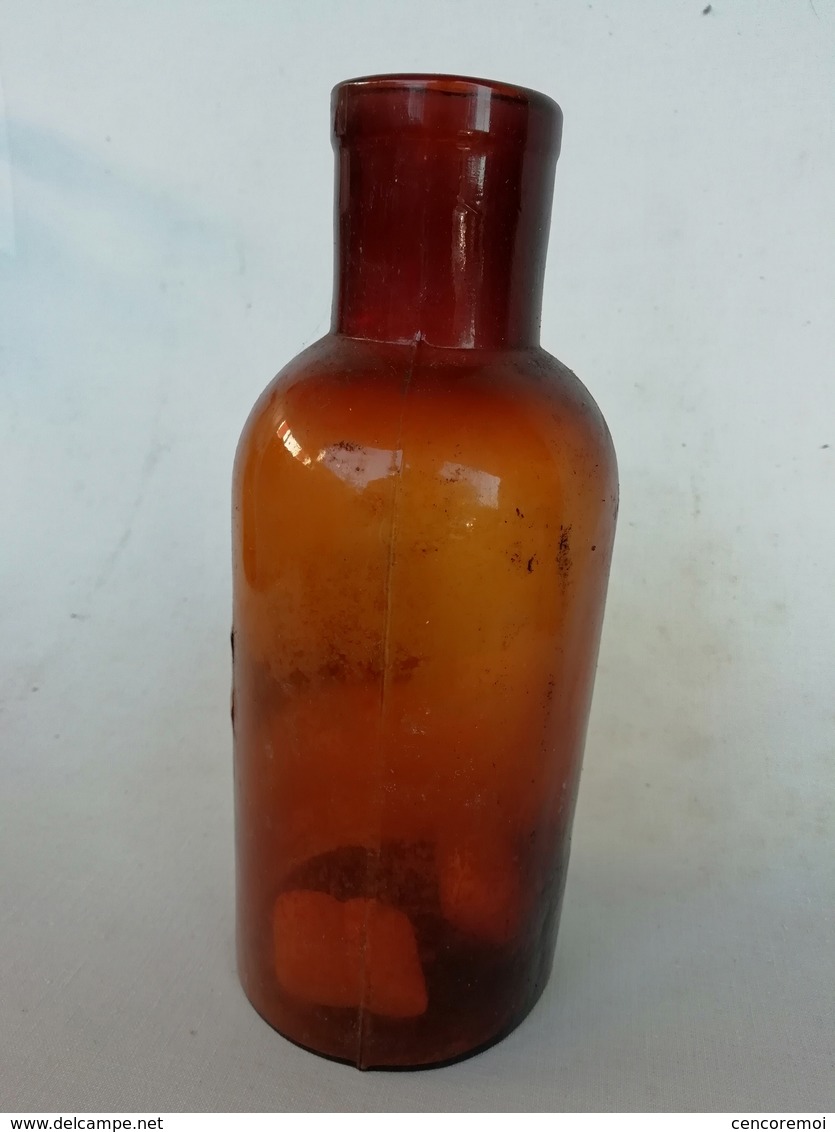 Flacon De Pharmacie Ancien, Verre Soufflé-moulé étiquette D'origine, Old Bottle - Flacons (vides)