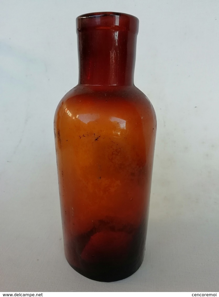Flacon De Pharmacie Ancien, Verre Soufflé-moulé étiquette D'origine, Old Bottle - Flacons (vides)