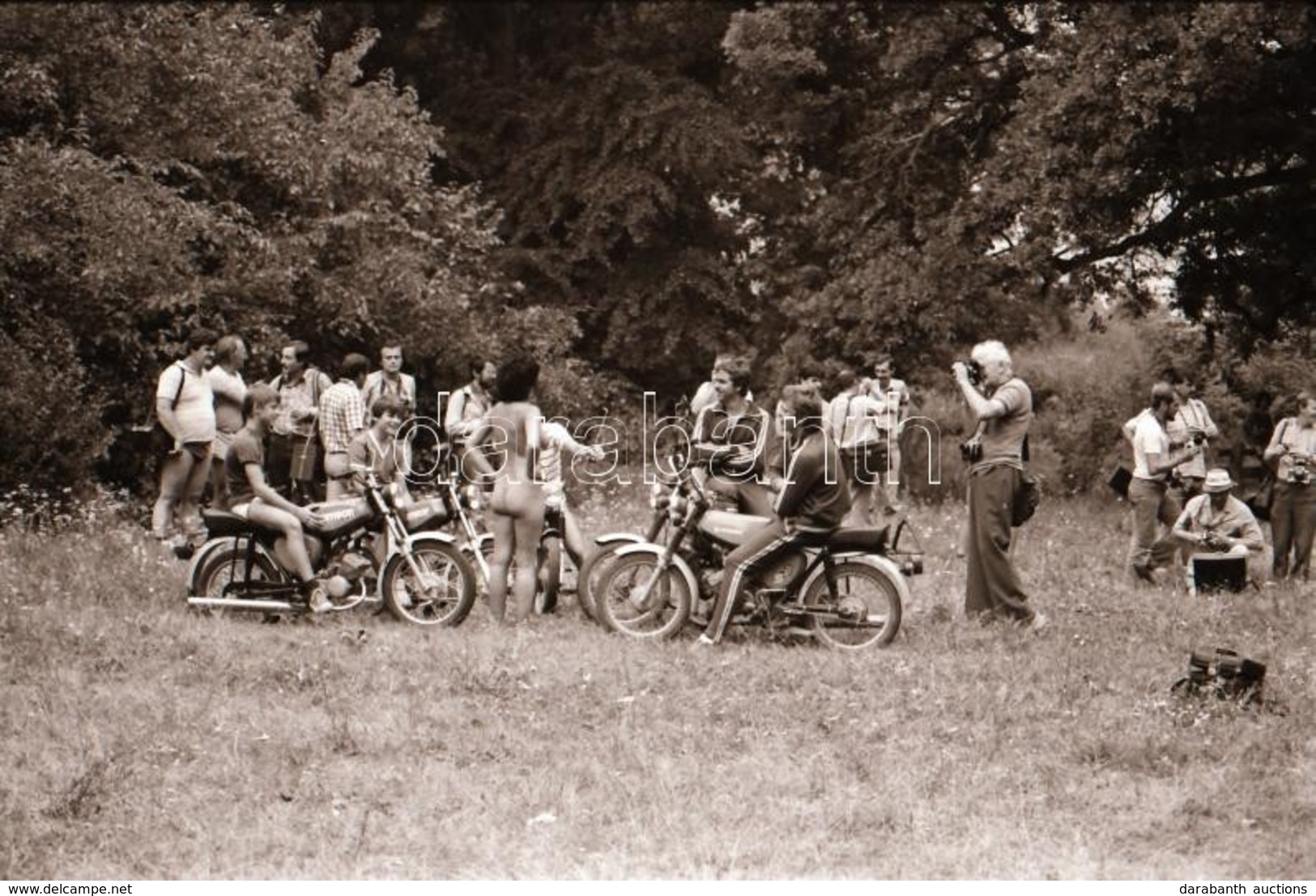 Cca 1983 Bugyi Nélkül Az Erdőben, Motorosokat  Stoppolni Veszélyes, Szolidan Erotikus Felvételek, 12 Db Vintage Negatív, - Other & Unclassified