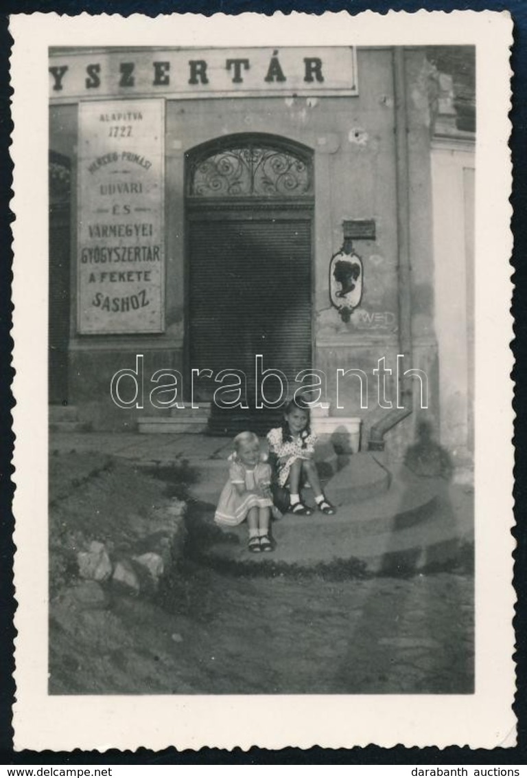 Cca 1925 Az Esztergomi Hercegprímási Fekete Sas Gyógyszertár Portáljának Fotója, 9×6 Cm - Andere & Zonder Classificatie