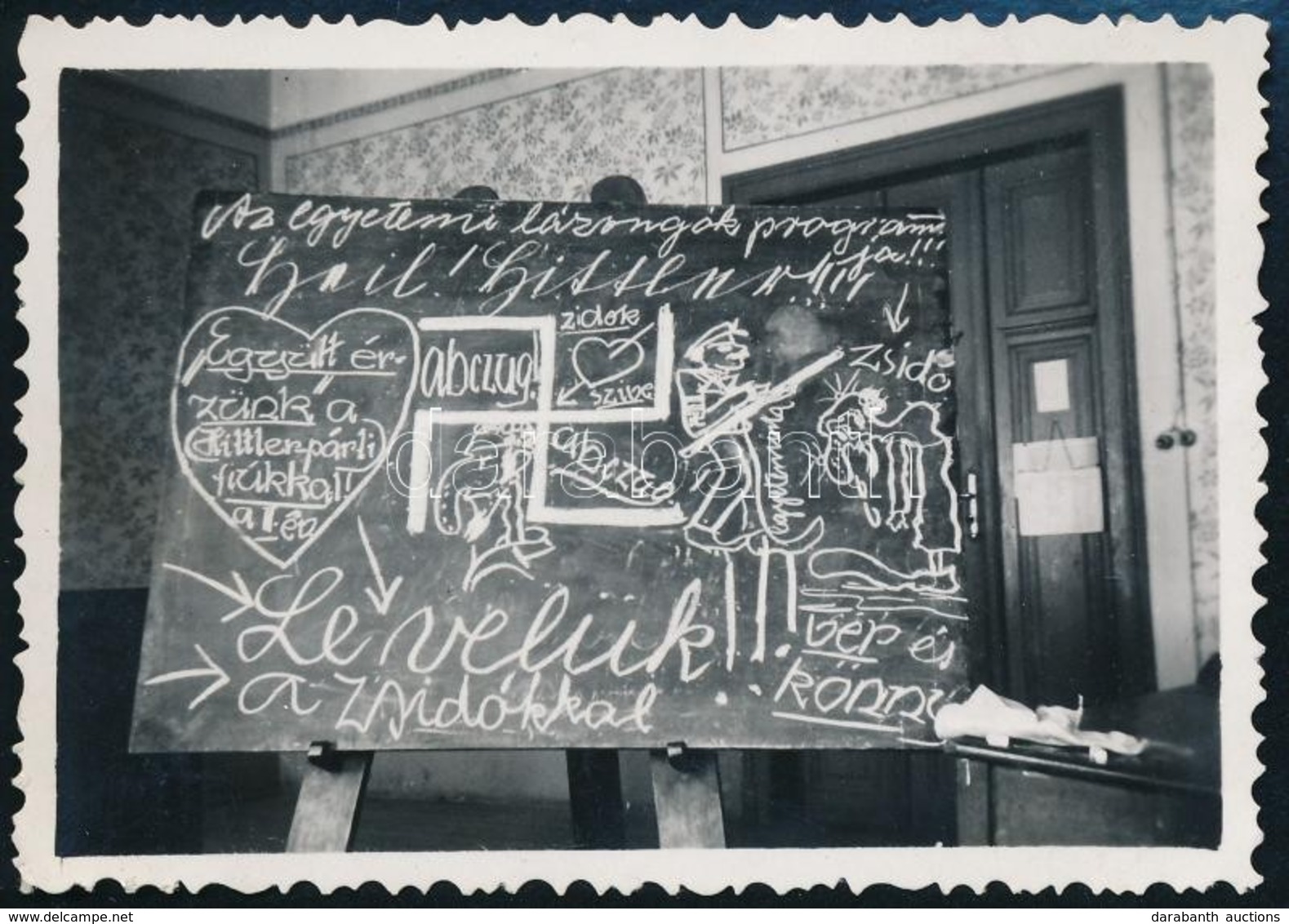 Cca 1939 Hitler életető, Zsidógyűlölő Krétarajzokkal Teli Tábla Fényképe Egy Magyar Egyetemről, 6×8,5 Cm - Sonstige & Ohne Zuordnung