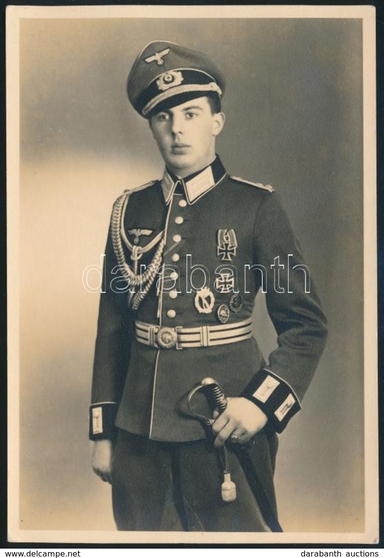 Cca 1940-1945 Német Katona, Jelvényekkel, Kitüntetésekkel, 15×10 Cm - Andere & Zonder Classificatie