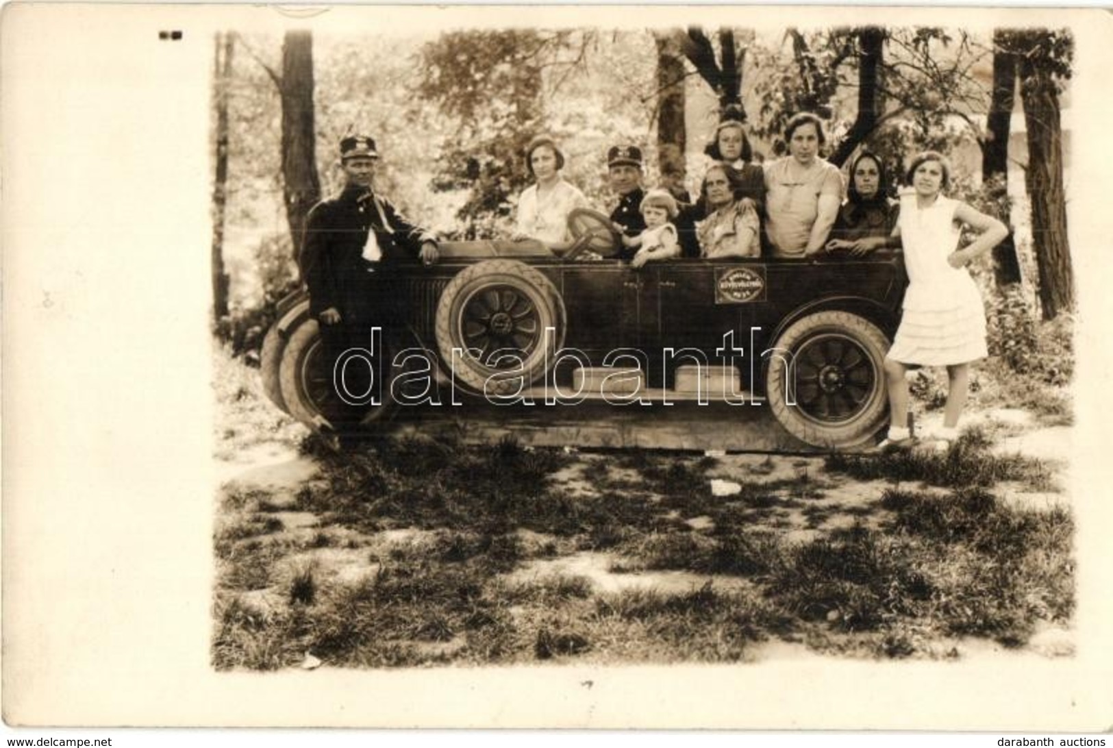 ** T2 1931 Budapest II. Hűvösvölgy, Csoportkép, Emlék Fotó Képeslap Kartonból Készült Automobillal, Photo - Unclassified