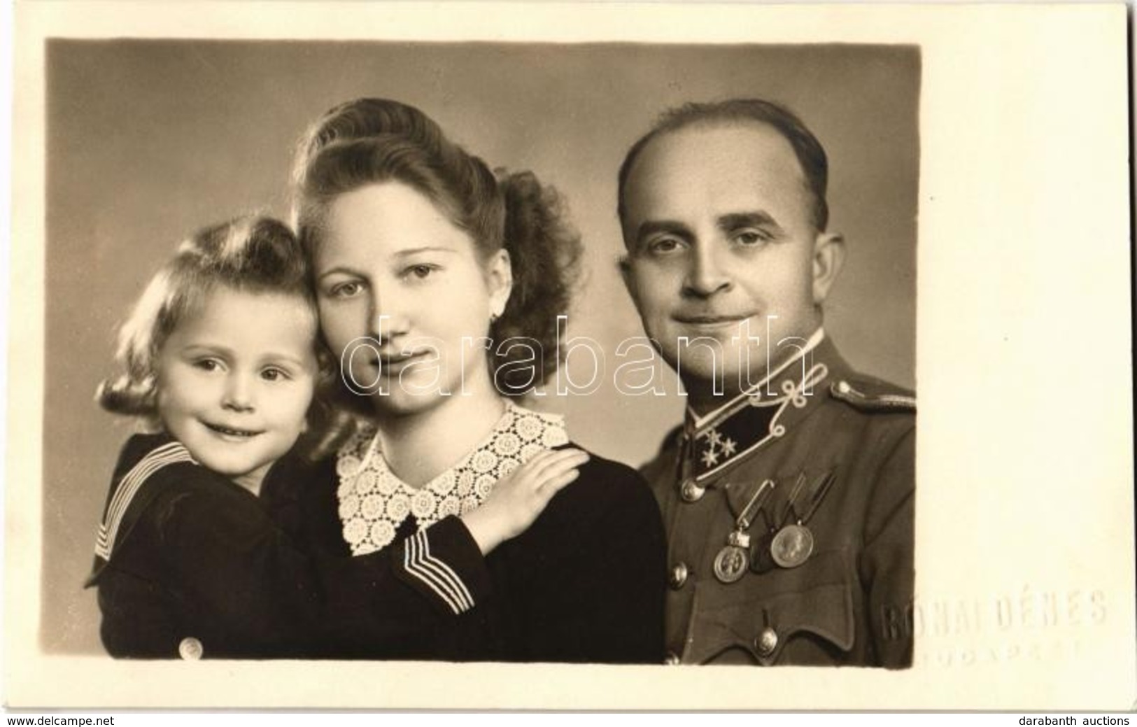 ** T2/T3 Magyar Katonatiszt Kitüntetésekkel, Felesége és Gyermeke / Hungarian Military Officer Decorated With Medals, Hi - Zonder Classificatie