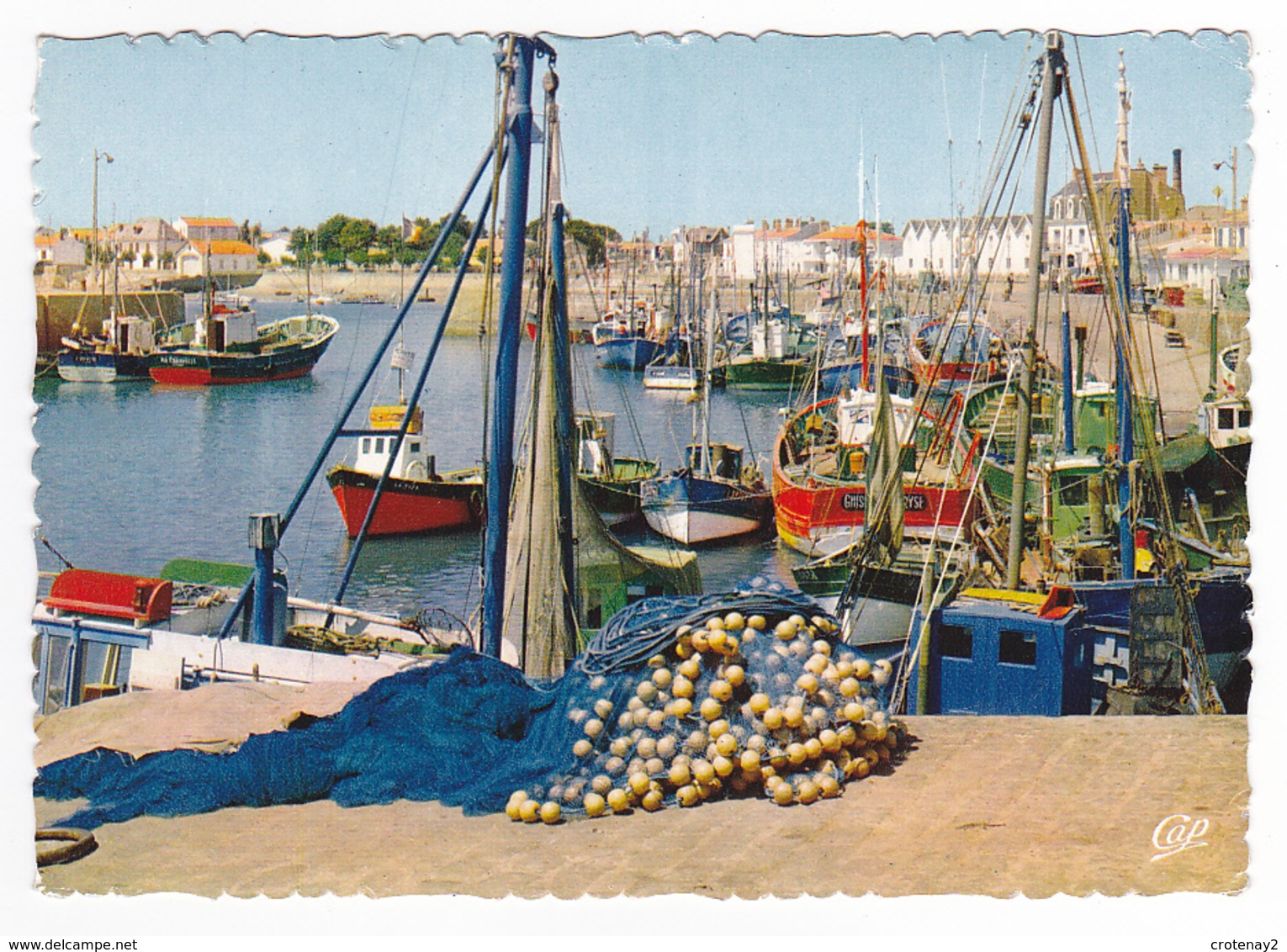 85 Croix De Vie N°1730 Le Port Bateaux De Pêche Filets Grande Cheminée à Droite - Saint Gilles Croix De Vie