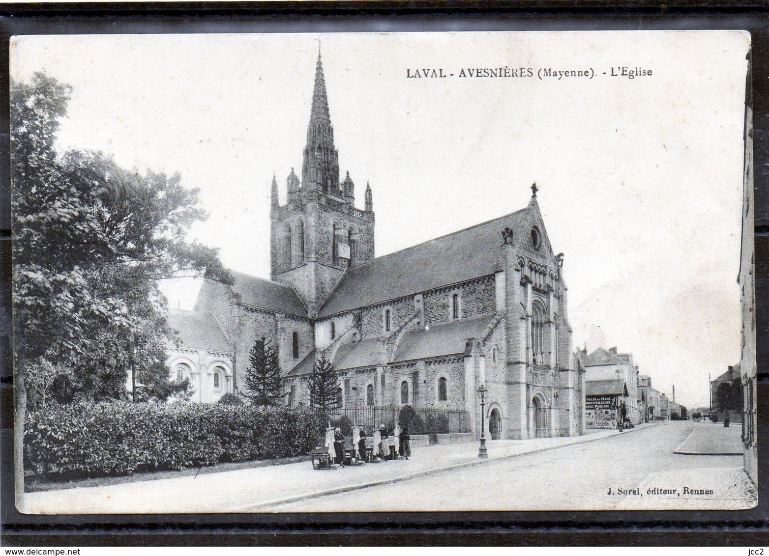 53 - LAVAL - Avesnières - L'église - Laval