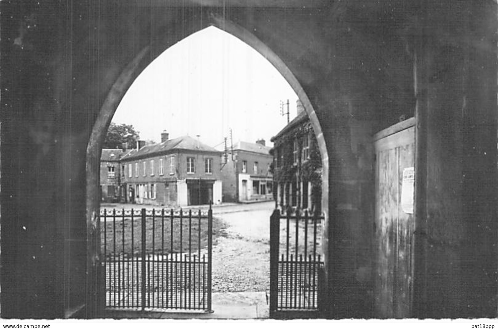 27 - ECOS : Une Vue (à Déterminer Précisement )  CPSM Village (1.050 Habitants) Dentelée Noir Blanc Format CPA - Eure - Autres & Non Classés