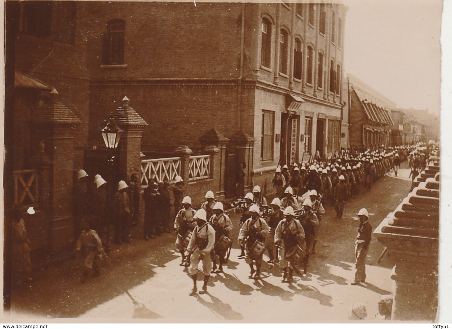 PHOTO (11.5x8.5 Cm) SOLDAT CASQUE BLANC TAMBOUR DÉFILANT EN CHINE 1900 1901 VOIR SCAN - Otros & Sin Clasificación