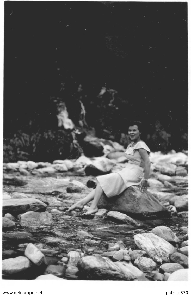 PHoto En Août 1954 D'une Jeune Femme Les Pieds Dans L'eau De La Rivière Au Torrent à Cannobio Orrido Di St Anna Italie - Orte