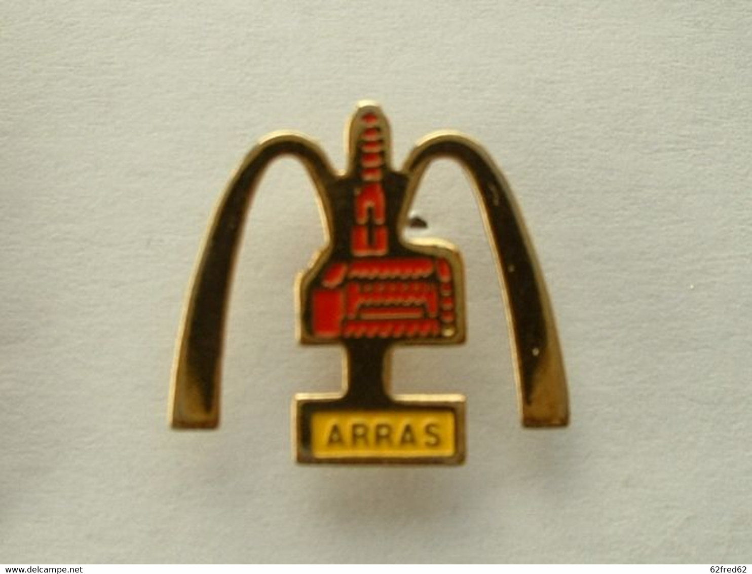 PIN'S MC DONALD'S - ARRAS - CARTOUCHE JAUNE - McDonald's