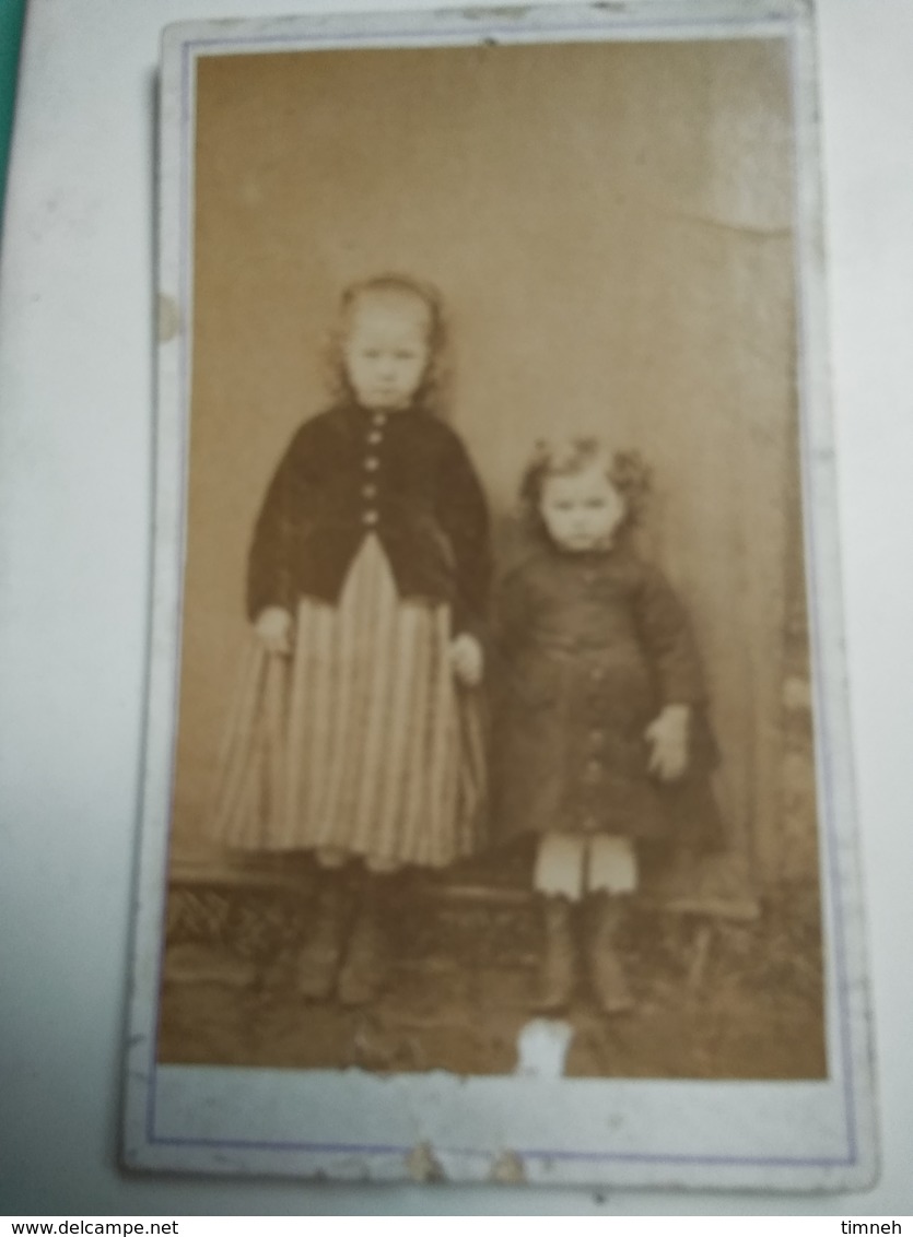 PHOTOGRAPHIE ANCIENNE - 2 FILLETTES - SOEURS  - Personne Anonyme Vers 1900 - INCONNU ? - Anonymous Persons