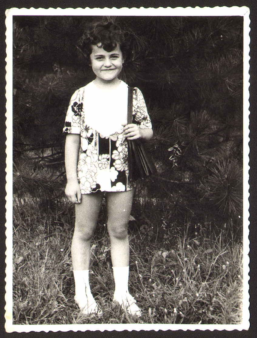 Child Cute Girl In Park Old Photo 9x12 Cm #28551 - Personnes Anonymes