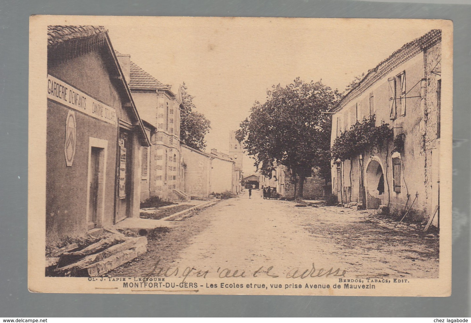 CPA (32) Montfort-du-Gers  -  Ecoles Et Rue - Vue Prise De L'avenue De Mauvezin - Other & Unclassified