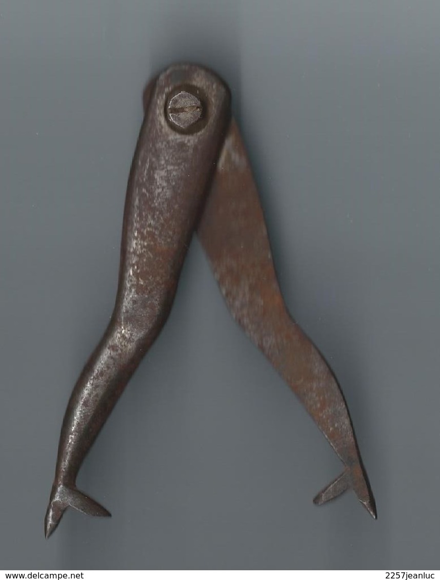 Rare Compas Ancien  Fabrication Par Un Ajusteur  Avec Deux Limes Jambes De Femme H = 11 Cm - Art Populaire