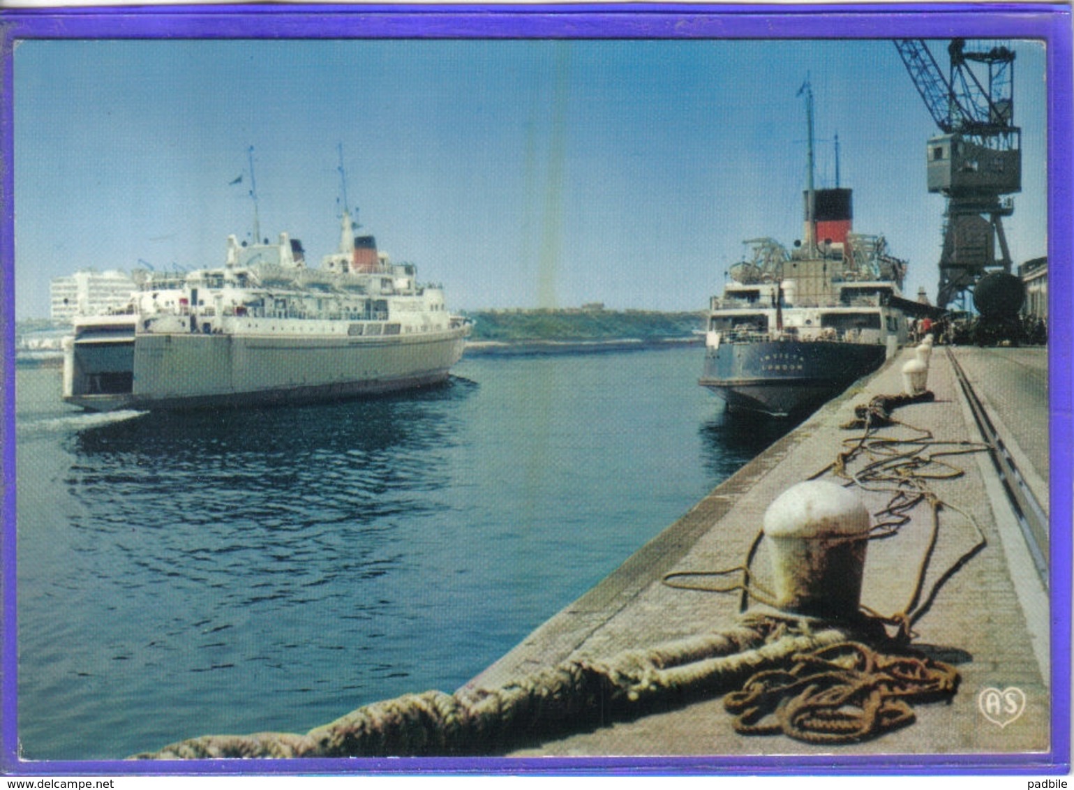 Carte Postale 62. Calais Les Ferry-boat Free Enterprise 1  Et Invicta   Grue Très Beau Plan - Calais