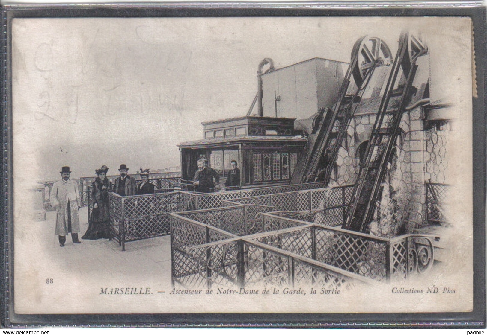 Carte Postale 13. Marseille  Ascenseur De Notre-Dame De La Garde  , La Sortie  Très Beau Plan - Notre-Dame De La Garde, Ascenseur