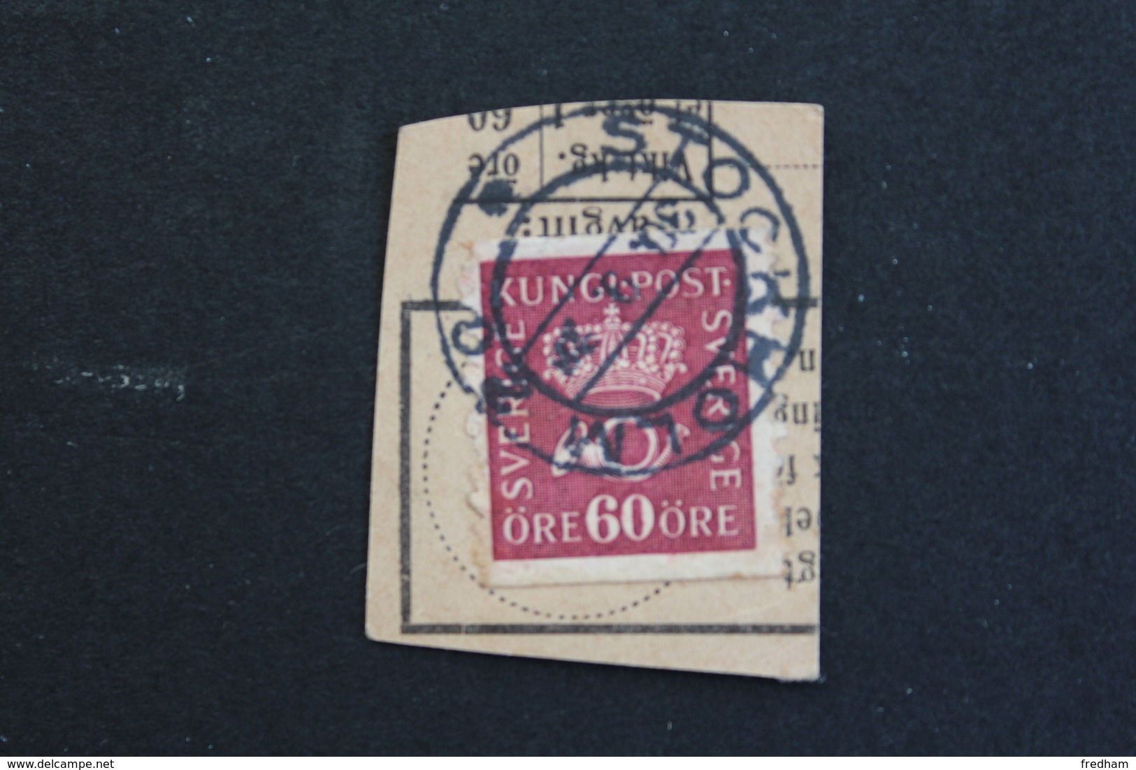 TIMBRE SUEDE  60 ORE EMISSION  NON DENTELE N ET S CORNE DE LA POSTE SUR FRAGMENT  1920-1930 TB - Andere & Zonder Classificatie