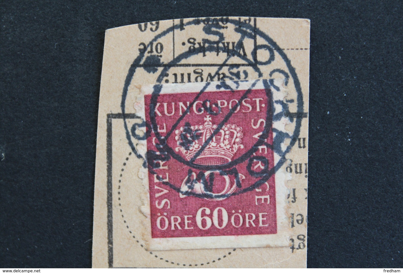 TIMBRE SUEDE  60 ORE EMISSION  NON DENTELE N ET S CORNE DE LA POSTE SUR FRAGMENT  1920-1930 TB - Sonstige & Ohne Zuordnung